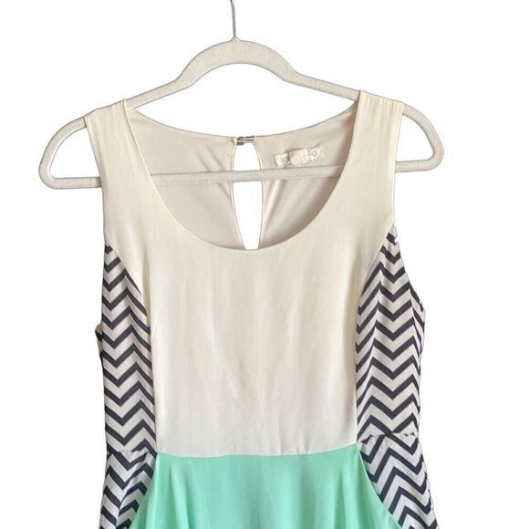 Double Zero Green/Cream Solid with Black Zigzag Print Sleeveless Dress. Size Med - Picture 2 of 8